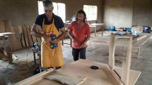 2 Salzburger Lehrer bauen Schulbänke